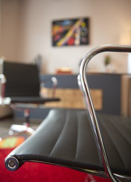 Ein klar strukturierter Arbeitsplatz für fokussiertes Arbeiten und konstruktive Gespräche. Die moderne Ausstattung und das helle Ambiente schaffen ideale Voraussetzungen für Professionalität und Diskretion.